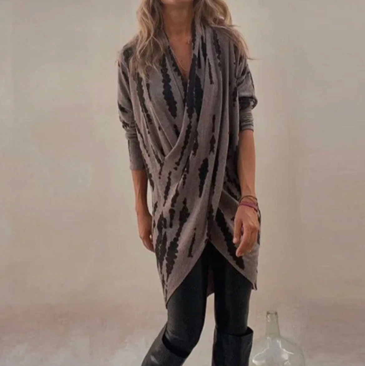 MAKAYLA - ABITO AMPIO CON SCOLLO A V, TASCHE E FIBBIE MULTIPLE